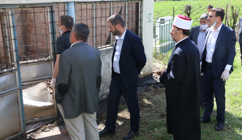 Kosova Müftüsü yanan Osmanlı camisini ziyaret etti
